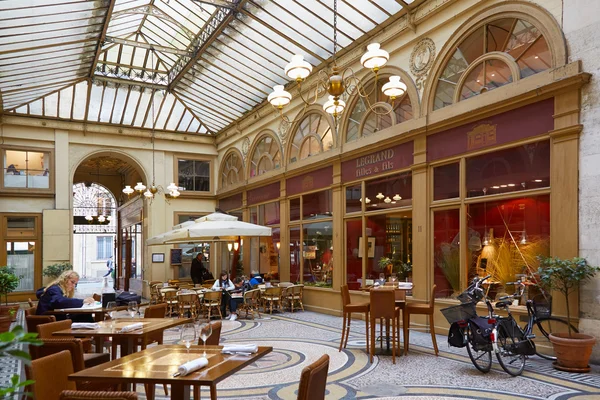 Париж, Вивьен, пассаж с рестораном — стоковое фото