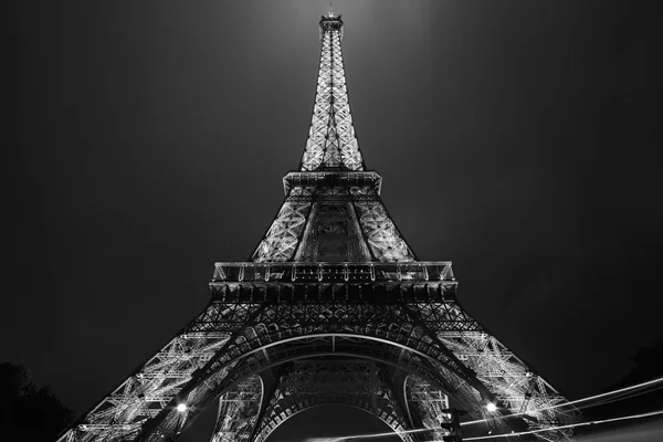 Eiffelturm in Paris bei Nacht, schwarz-weiß — Stockfoto