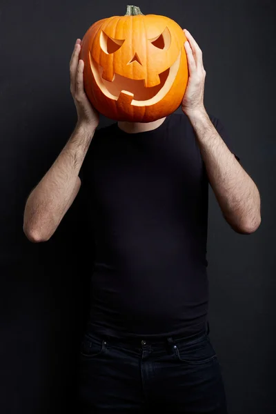 Abóbora de Halloween na cabeça do homem — Fotografia de Stock