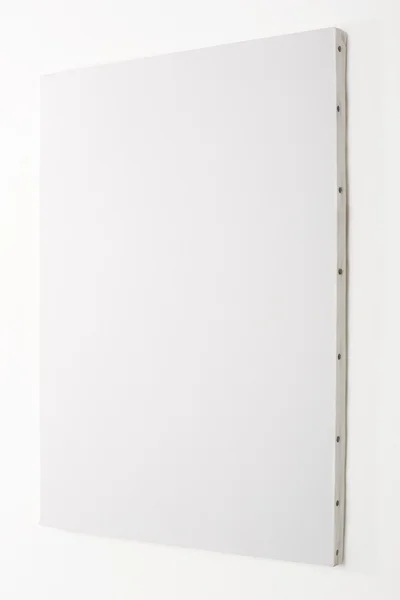 Λευκό κενό καμβά στον άσπρο τοίχο — Φωτογραφία Αρχείου