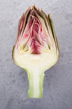 Enginar yarım açık gri taş zemin