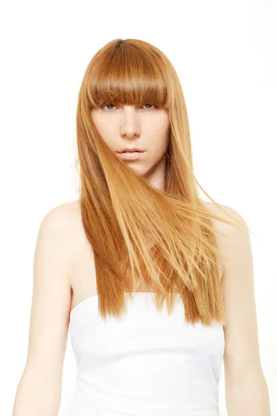 Blond vlasy. Mladá žena s dlouhými, rovné vlasy ve větru — Stock fotografie