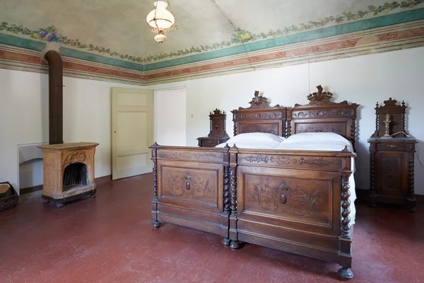 Dormitorio de madera en casa antigua con fresco floral —  Fotos de Stock