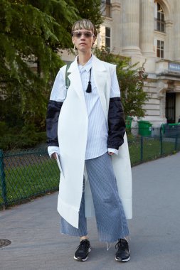 Kadın pozlar Chloe göstermeden önce fotoğrafçılar için Paris moda haftası