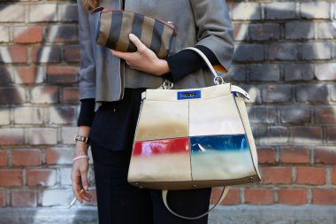 Kadın pozlar Fendi göstermeden önce fotoğrafçılar için Milano Moda Haftası