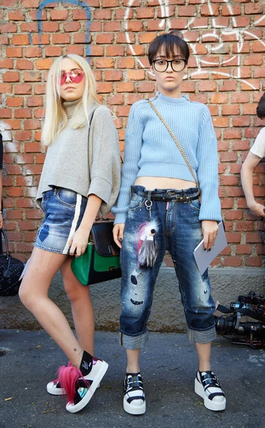 Women poses for photographers before Fendi show, Milan fashion week — Φωτογραφία Αρχείου