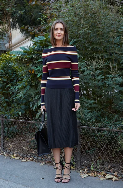 Mulher posa para fotógrafos antes Chloe Show, Paris semana de moda — Fotografia de Stock