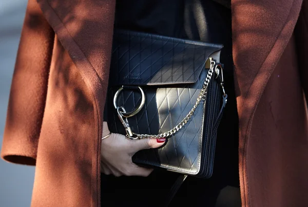 Black Chloe bag seen before Chloe show, Paris fashion week — Stockfoto