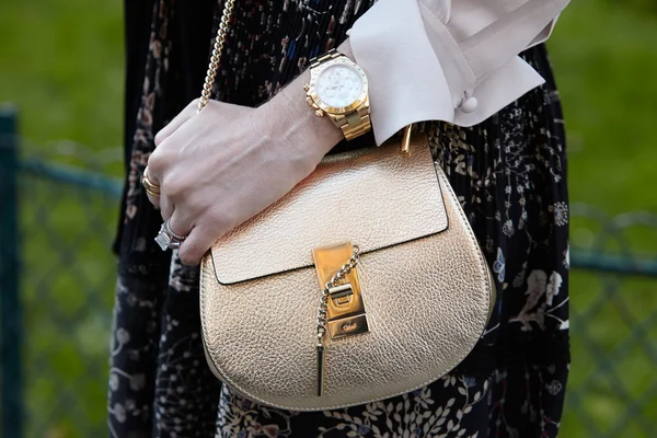 Golden Chloe bag seen before Chloe show, Paris fashion week — Stock fotografie