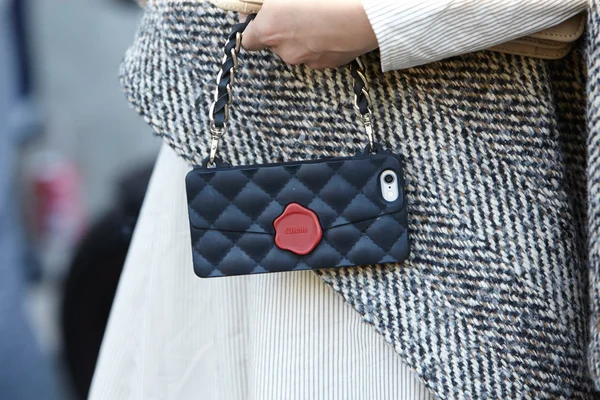 Capa de smartphone como um saco visto antes Rohas show, Paris semana de moda — Fotografia de Stock