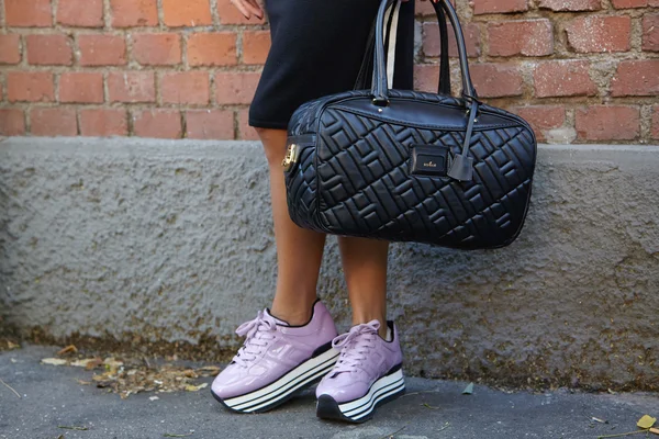 Frau posiert mit Hosentasche und Schuhen für Fotografen, Mailänder Modewoche — Stockfoto