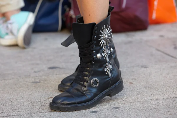 Leather black boots with metal decoration, Milan fashion week — Zdjęcie stockowe
