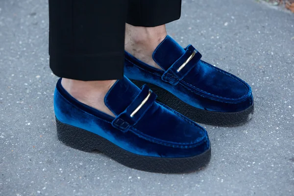 Zapatos de terciopelo azul antes del show de Chloe, la semana de la moda de París — Foto de Stock