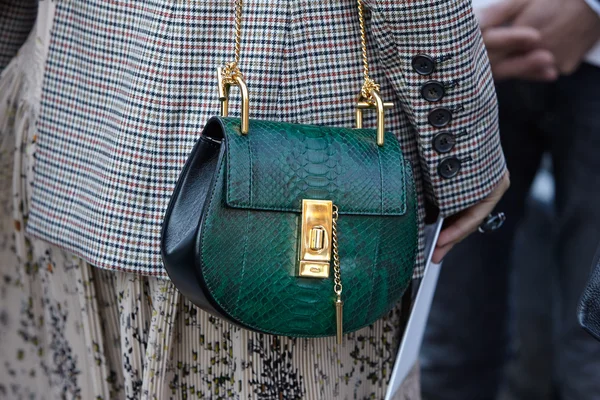 Green leather Chloe bag before Chloe show, Paris fashion week — ストック写真