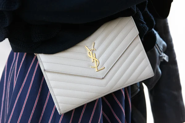 Yves Saint Laurent bag seen before Rochas show, Paris fashion week — Stockfoto