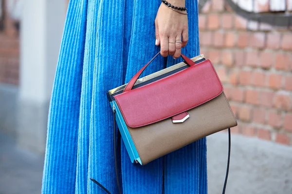 Woman poses for photographers before Fendi show, Milan — Stock fotografie