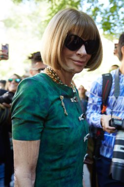 Anna Wintour pozlar Fendi göstermeden önce fotoğrafçılar için Milano Moda Haftası
