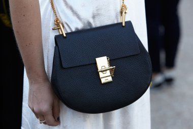 Chloe göstermeden önce siyah Chloe çanta, Paris moda haftası