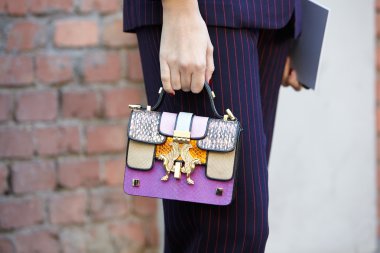Kadın pozlar Fendi göstermeden önce fotoğrafçılar için Milano Moda Haftası