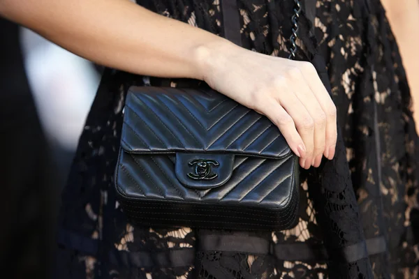 Woman poses for photographers before Fendi show with Chanel bag, Milan fashion week — ストック写真