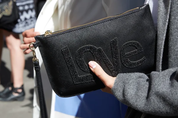 Mujer sosteniendo bolsa de amor negro antes del show de Nehera, la semana de la moda de París — Foto de Stock