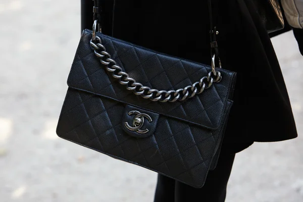 Black leather Chanel bag before Yang Li show, Paris fashion week — Stock Photo, Image