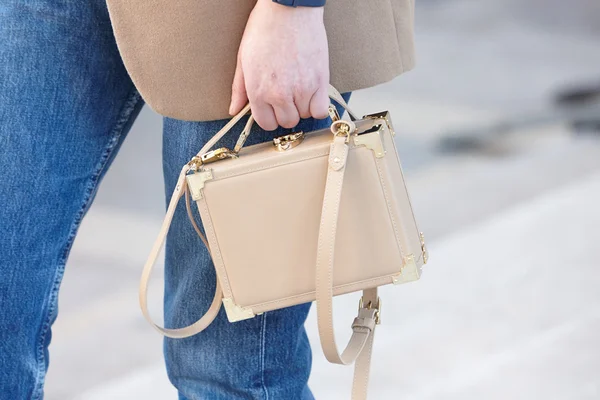 Bolso beige antes del show de Rochas, la semana de la moda en París — Foto de Stock