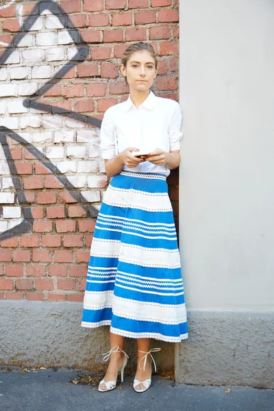 Jenny Walton posa para fotógrafos antes da Fendi Show, semana de moda — Fotografia de Stock