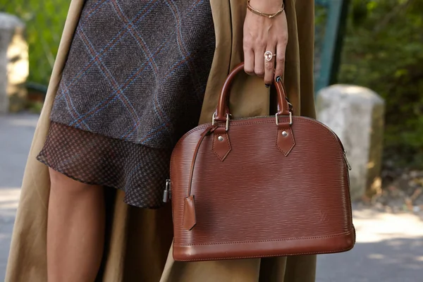 Brown leather bag before Chloe show, Paris fashion week — Stockfoto