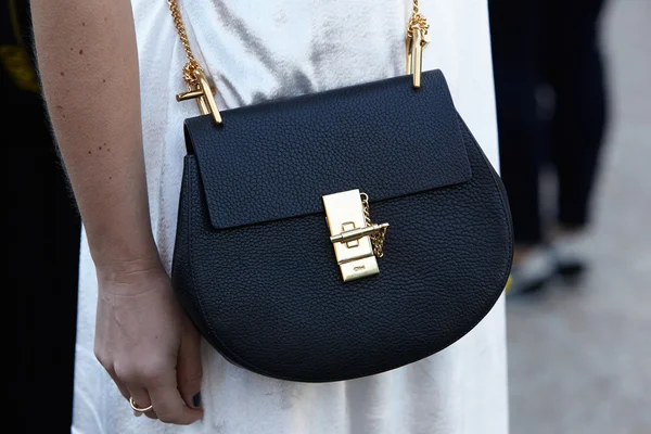 Черная сумка Chloe перед показом Chloe, неделя моды в Париже — стоковое фото