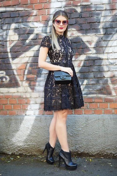 シャネルのバッグとカメラマンの女性ポーズ ミラノ ・ ファッション ・ ウィーク — ストック写真