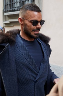 MILAN, ITALY - 19 Ocak 2026: Giorgio Armani defilesinden önce mavi takım elbiseli Ricky Martin, Milan Moda Haftası tarzı