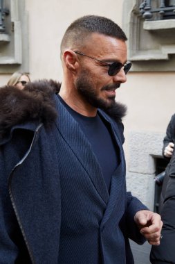 MILAN, ITALY - 19 Ocak 2026: Giorgio Armani defilesinden önce mavi takım elbiseli Ricky Martin, Milan Moda Haftası tarzı
