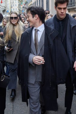 MILAN, İtalya - 19 Ocak 2026: Giorgio Armani defilesinden önce gri takım elbiseli Hudson Williams, Milan Moda Haftası tarzı