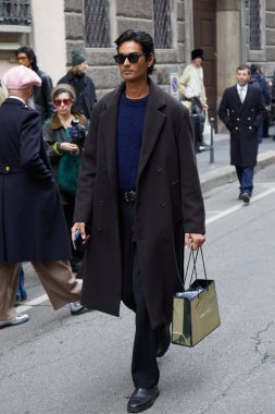 MILAN, İtalya - 19 Ocak 2026: Giorgio Armani defilesinden önce kahverengi ceketli ve mavi kazaklı top model, Milan Moda Haftası tarzı