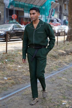 MILAN, ITALY - 21 Haziran 2025: yeşil gömlekli ve pantolonlu Rahi Chadda Dolce ve Gabbana defilesinden önce, Milan Moda Haftası tarzı