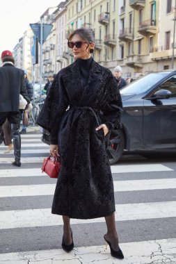 MILAN, İtalya - 27 Şubat 2025: Max Mara moda defilesinden önce siyah kürklü Pia Wurtzbach, Milan Moda Haftası tarzı
