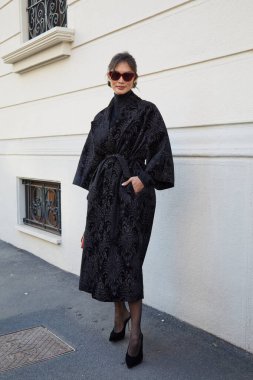 MILAN, İtalya - 27 Şubat 2025: Max Mara defilesinden önce Pia Wurtzbach, Milan Moda Haftası tarzı