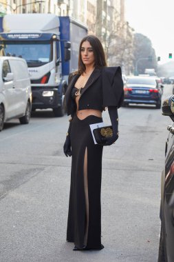MILAN, ITALY - 27 Şubat 2025: siyah ceketli ve Max Mara defilesinden önce uzun etekli Nil Ninat, Milan Moda Haftası tarzı