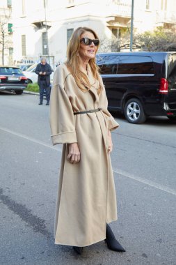 MİLAN, İTALYA - 27 Şubat 2025: Anna dello Russo Max Mara moda defilesinden önce uzun, bej bir ceketle, Milan Moda Haftası tarzı