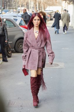 MİLAN, İTALYA - 27 Şubat 2025: Max Mara moda defilesinden önce Evangelista 'nın kalbi, Milan Moda Haftası tarzı