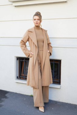 MILAN, İtalya - 27 Şubat 2025: Max Mara defilesinden önce bej ceket, pantolon ve balıkçı yaka giyen kadın, Milan Moda Haftası tarzı