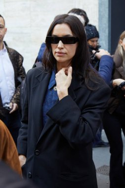 MILAN, ITALY - 27 Şubat 2025: Irina Shaik Blumarine defilesinden önce, Milan Moda Haftası tarzı