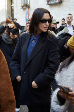 MILAN, ITALY - 27 Şubat 2025: Irina Shaik Blumarine defilesinden önce, Milan Moda Haftası tarzı