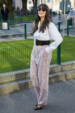 MILAN, İtalya - 27 Şubat 2025: Beyaz gömlekli ve beyaz pullu Ginevra Ferro Emporio Armani moda defilesinden önce, Milan Moda Haftası tarzı