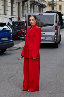 MILAN, ITALY - 28 Şubat 2025: kırmızı ceketli ve büyük pantolonlu Ginevra Mavilla Sportmax defilesinden önce, Milan Moda Haftası tarzı