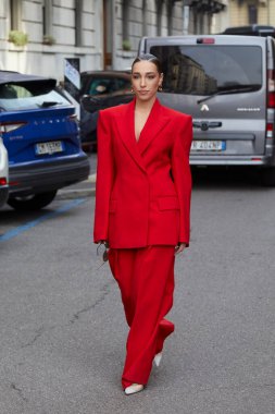 MILAN, ITALY - 28 Şubat 2025: kırmızı ceketli ve büyük pantolonlu Ginevra Mavilla Sportmax defilesinden önce, Milan Moda Haftası tarzı