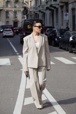 MİLAN, İTALYA - 28 Şubat 2025: soluk gri ceketli ve pantolonlu Carlotta Rubaltelli Sportmax defilesinden önce, Milan Moda Haftası tarzı