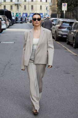 MILAN, İtalya - 28 Şubat 2025: Bej ceketli ve pantolonlu Carlotta Rubaltelli Sportmax defilesinden önce, Milan Moda Haftası tarzı