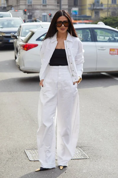 MILAN, İTALYA - 28 Şubat 2025: Beyaz ceketli, geniş pantolonlu ve siyah kolsuz bluzlu kadın Sportmax defilesinden önce, Milan Moda Haftası tarzı